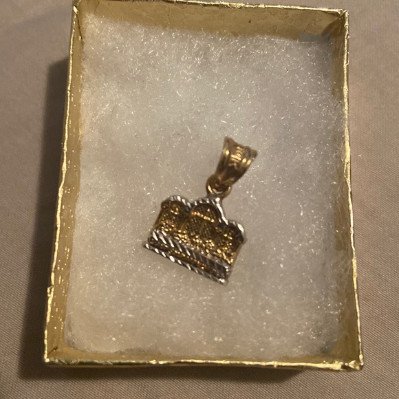 This was a christmas gift. I have never worn it it’s new. It is real 14k gold.